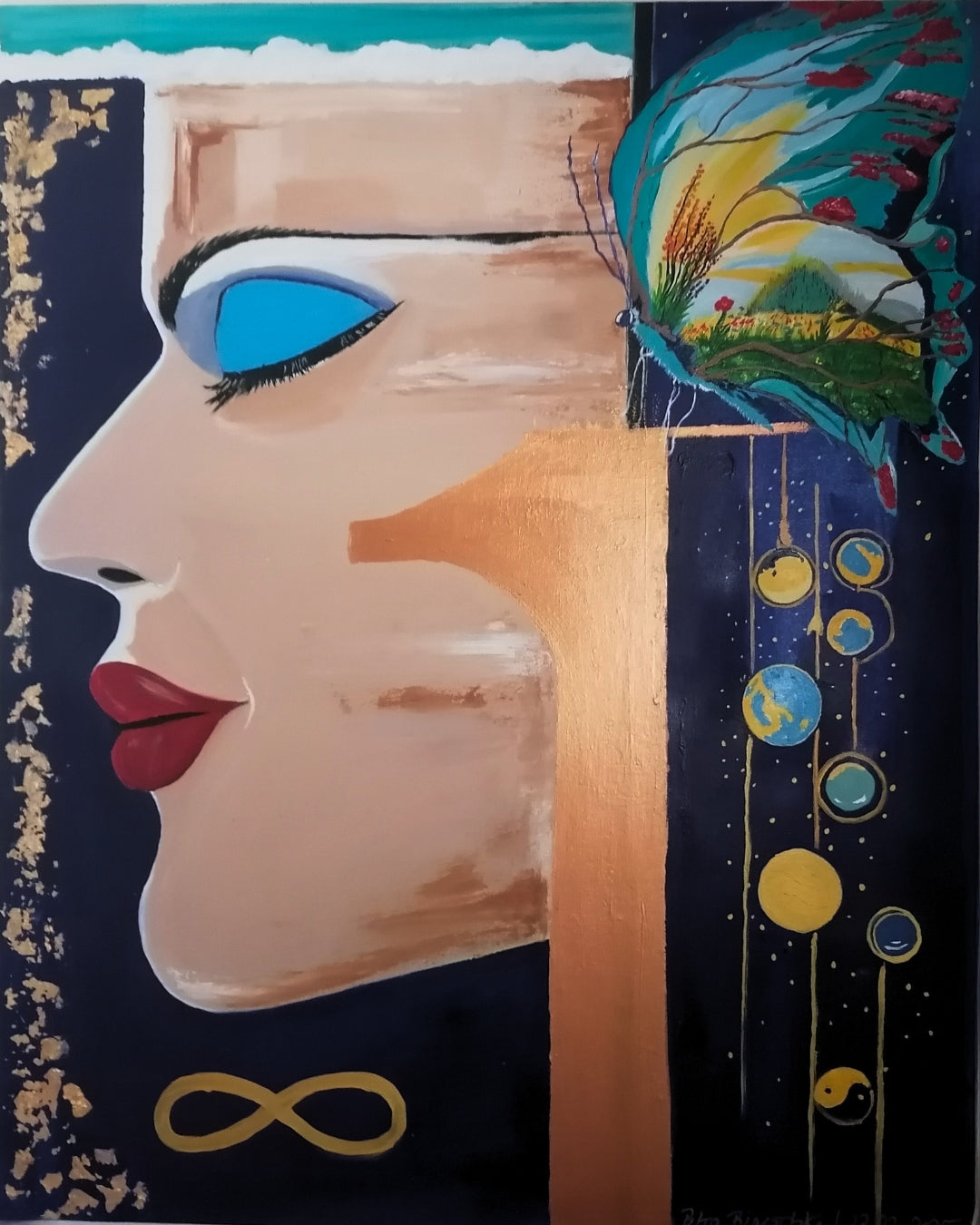 Das Gemälde zeigt das Profil eines weiblichen Gesichts mit roten Lippen und einem leuchtend blauen Auge. Aus dem Kopf wächst ein farbenprächtiger Schmetterling, dessen Flügel eine Landschaft mit Sonne und Bergen zeigen – als Symbol für die Entfaltung der Gedanken.
Rechts schweben Planeten und Sterne an goldenen Linien, während unten ein goldenes Unendlichkeitszeichen die Grenzenlosigkeit darstellt. Die Farben, besonders Blau und Gold, symbolisieren Freiheit, Weite und kosmische Verbundenheit.