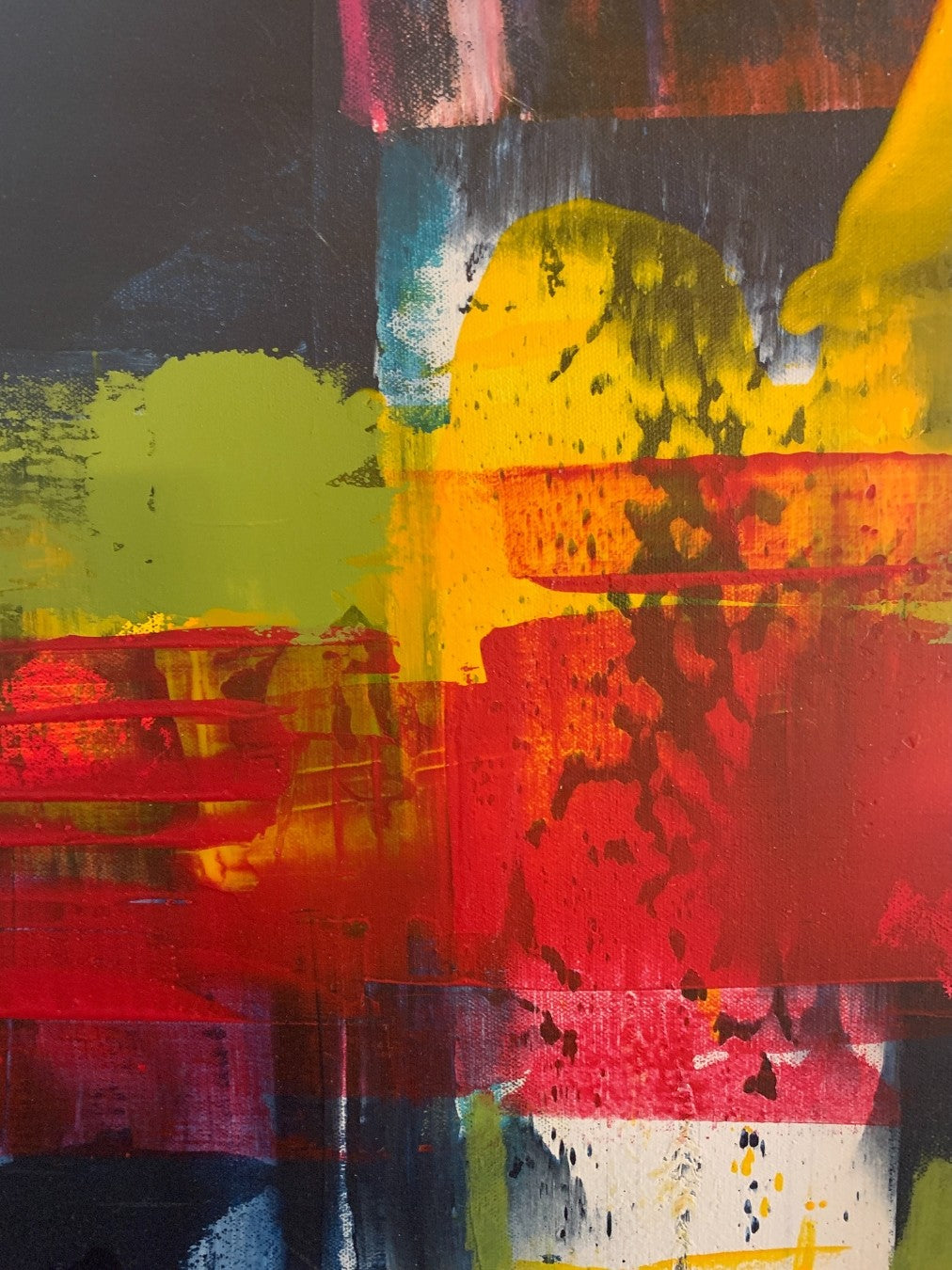 Abstraktes Acrylgemälde „Abstract World 5“ mit intensiven Rot-, Gelb-, Grün- und Dunkelblautönen, strukturreich geschichtet im silbernen Schattenfugenrahmen.