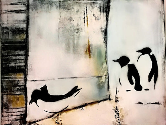 Gemälde "Frackträger" (50x60 cm) von Angelika Wesener, Mixed Media im modernen Street Art Stil. Drei stilisierte Pinguin-Silhouetten in Schwarz, kontrastiert durch einen strukturierten Hintergrund in Neutralfarben (Weiß, Grau, Braun/Ocker).