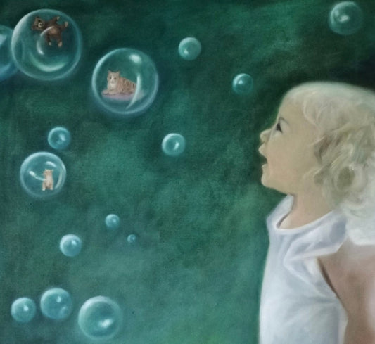 Kind vor dunkelgrünem Hintergrund mit transparenten Seifenblasen, in denen kleine Tiere dargestellt sind.