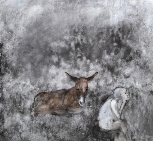 Tierfigur und sitzende Figur in einer grauen, texturierten Landschaft mit weichen Kontrasten.