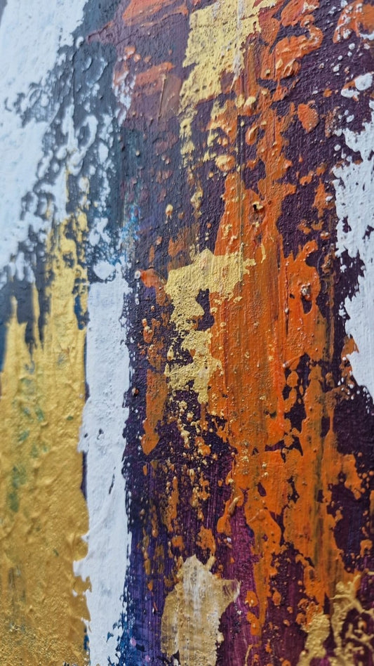 Abstrakte Acryl-Mischtechnik „Goldene Nacht“ von BUCCODESIGN mit reliefartigen Flächen in Nachtblau, Gold, Orange, Pflaume und Weiß.