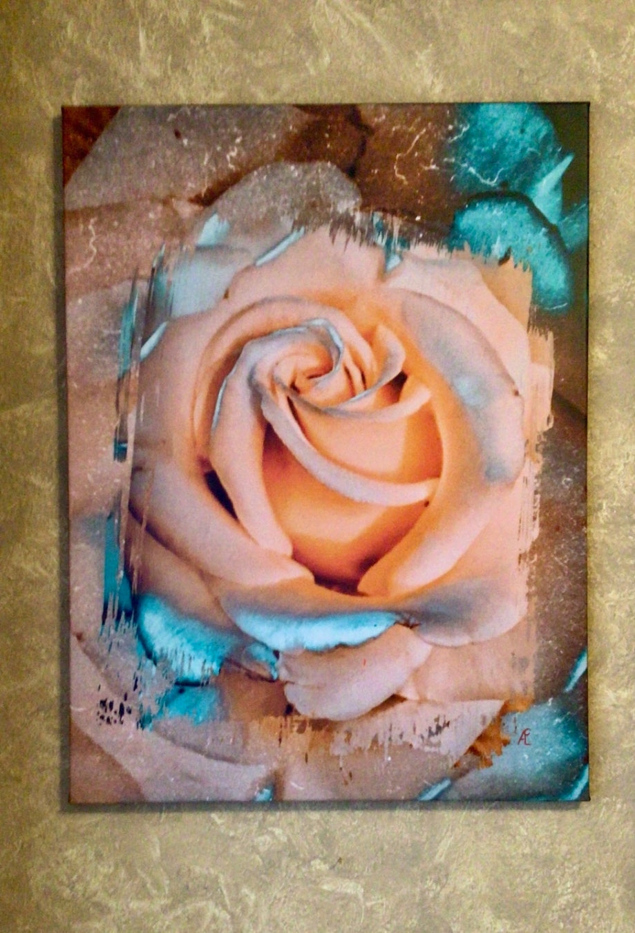 Gemälde einer großformatigen, weich beleuchteten Rose in warmen Pfirsich‑ und Apricottönen. Die Blütenblätter wirken samtig und leicht abstrahiert. Um die Rose herum befinden sich malerische Strukturen in Türkis, Braun und Beige, die dem Werk eine organische, leicht verwitterte Textur verleihen. Das Bild misst 80 × 60 cm und hat eine moderne, expressive Anmutung.