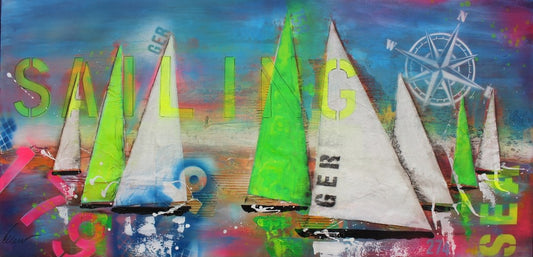 Abstrakte Malerei mit dem Titel "Sailing" von Ellen Rethemeier. Mehrere weiße Segelboote mit grünen und weißen Segeln heben sich von einem farbenfrohen Hintergrund in Neonfarben ab. Der Schriftzug "SAILING" und ein Kompass zieren das Bild. Die Künstlerin wünscht "Allzeit gute Fahrt und immer eine Handbreit Wasser unterm Kiel". Bild aus der Online-Galerie ARTSPACER.