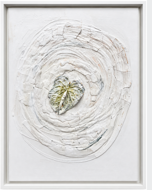 Reliefartiges Kunstwerk „Lilie“ von FEDERICA in Weiß- und hellen Naturtönen mit zentraler plastischer Lilienform, kreisförmiger Struktur und weißem Schattenrahmen.