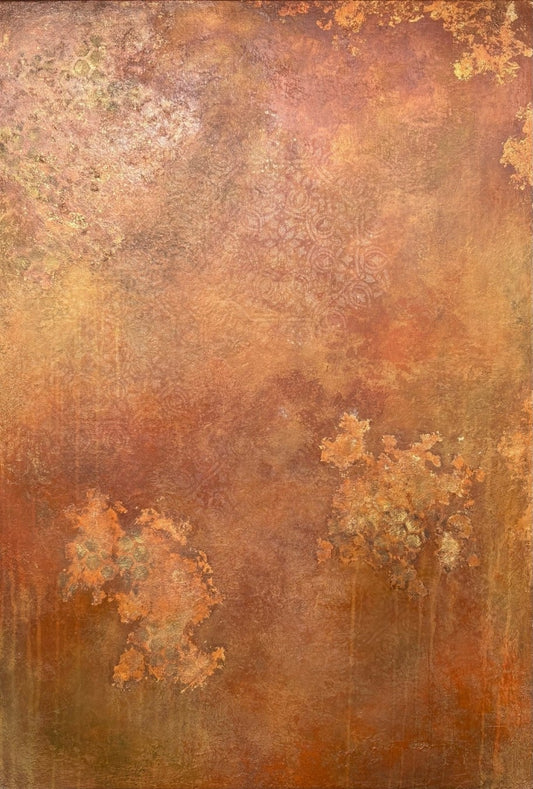 Abstraktes Mixed-Media-Gemälde in erdigen Ocker-, Rost-, Braun- und Goldtönen mit strukturierter Oberfläche, ornamental wirkenden Mustern und unregelmäßigen hellen Akzenten im Hochformat.