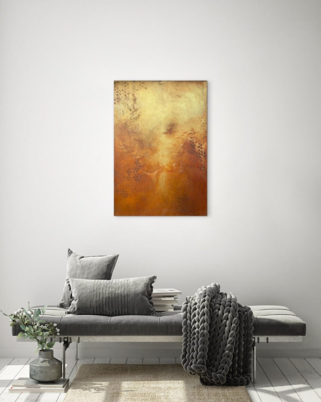 Abstraktes Acrylgemälde in erdigen Gold-, Ocker-, Beige- und Rosttönen mit weichen Übergängen, strukturierter Oberfläche und wabenartigen Mustern an den Bildrändern im Hochformat.