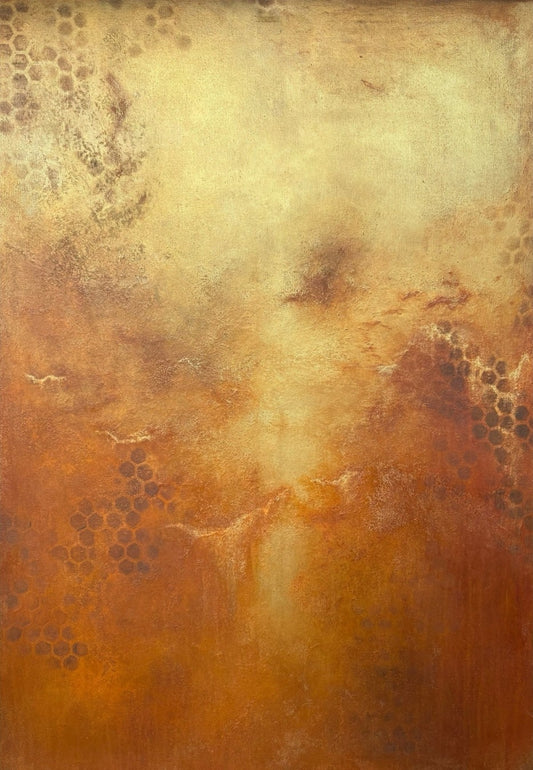 Abstraktes Acrylgemälde in erdigen Gold-, Ocker-, Beige- und Rosttönen mit weichen Übergängen, strukturierter Oberfläche und wabenartigen Mustern an den Bildrändern im Hochformat.