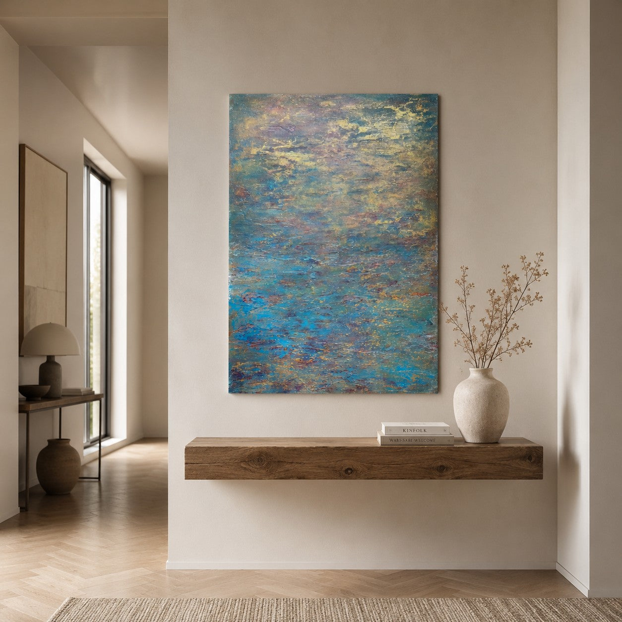 Abstraktes Mixed-Media-Gemälde im Hochformat in kühlen Blau-, Türkis-, Grau- und Goldtönen mit schimmernder, wasserartig wirkender Oberfläche, feinen horizontalen Strukturen und metallisch glänzenden Akzenten.