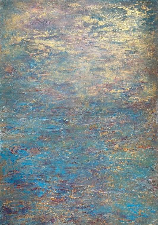 Abstraktes Mixed-Media-Gemälde im Hochformat in kühlen Blau-, Türkis-, Grau- und Goldtönen mit schimmernder, wasserartig wirkender Oberfläche, feinen horizontalen Strukturen und metallisch glänzenden Akzenten.