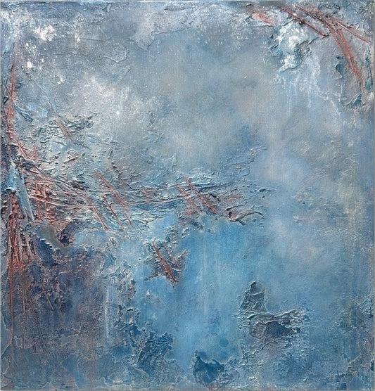 Abstraktes Mixed-Media-Gemälde in kühlen Blau-, Grau- und Silbertönen mit reliefartiger Oberfläche, weißlichen Schleierstrukturen und rötlich-braunen linearen Akzenten auf quadratischem Format.