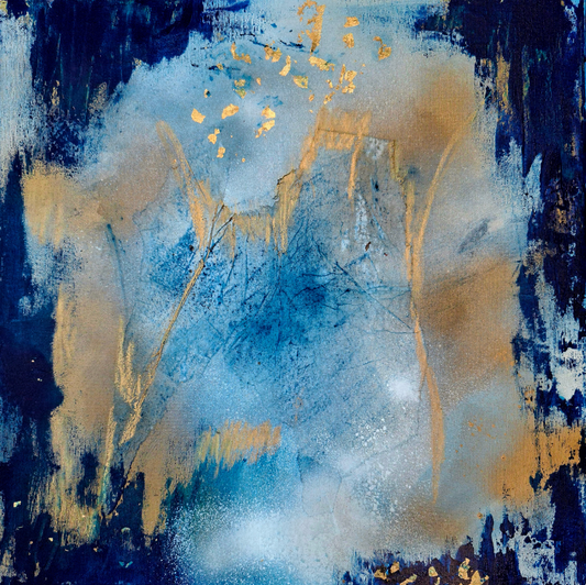 Abstraktes Mixed-Media-Werk „Kosmisches Gold“ von Gabriele Uher mit tiefblauen Flächen, kreisenden Strukturen und leuchtenden Goldakzenten.