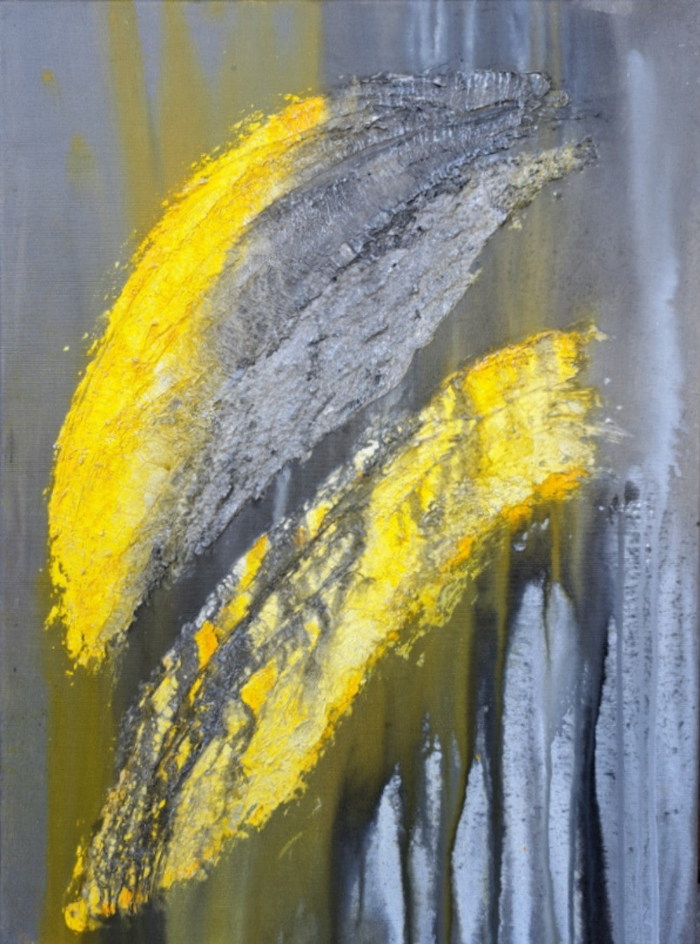 Abstraktes Acrylgemälde „Federn“ von Hanne Hermes im Hochformat. Zwei plastisch ausgearbeitete Federn aus grauer und gelber Strukturpaste scheinen vor einem grau-oliven Hintergrund mit vertikalen Farbrinnstilen zu schweben.