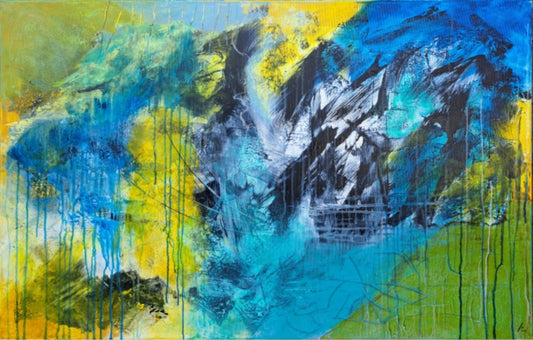 Abstraktes Acrylgemälde „Gebirgslandschaft“ von Hanne Hermes im Querformat. Eine dynamische Darstellung schroffer Felsen, eines Stausees und wilder Wolken in Blau-, Gelb- und Grüntönen mit expressiven Farbrinnstilen.