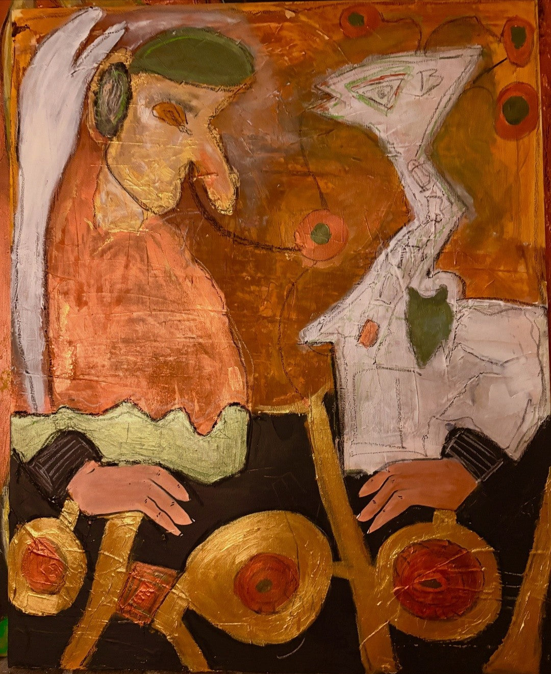 bstrakte Mixed-Media-Malerei von Heidi Minetti in warmen Gold-, Orange- und Erdtönen. Zwei stilisierte Figuren stehen sich in einer wortlosen Interaktion gegenüber, untermalt von texturierten Oberflächen und symbolischen Formen.