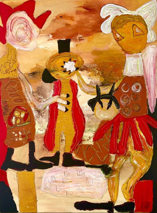 Ein traumhaftes Mixed-Media-Gemälde von Heidi Minetti mit dem Titel „Fragment of a moment“. Skurrile, stilisierte Figuren agieren in einer warmen, gold-beigen Landschaft, die durch reiche Texturen und sanfte Farbakzente Tiefe erhält.