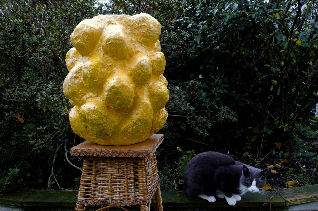 Handgefertigte Skulptur / Vase aus Faserbeton 60 x 40 cm von der dänischen Künstlerin Heidi Minetti. Jetzt in der ARTSPACER Online-Galerie!