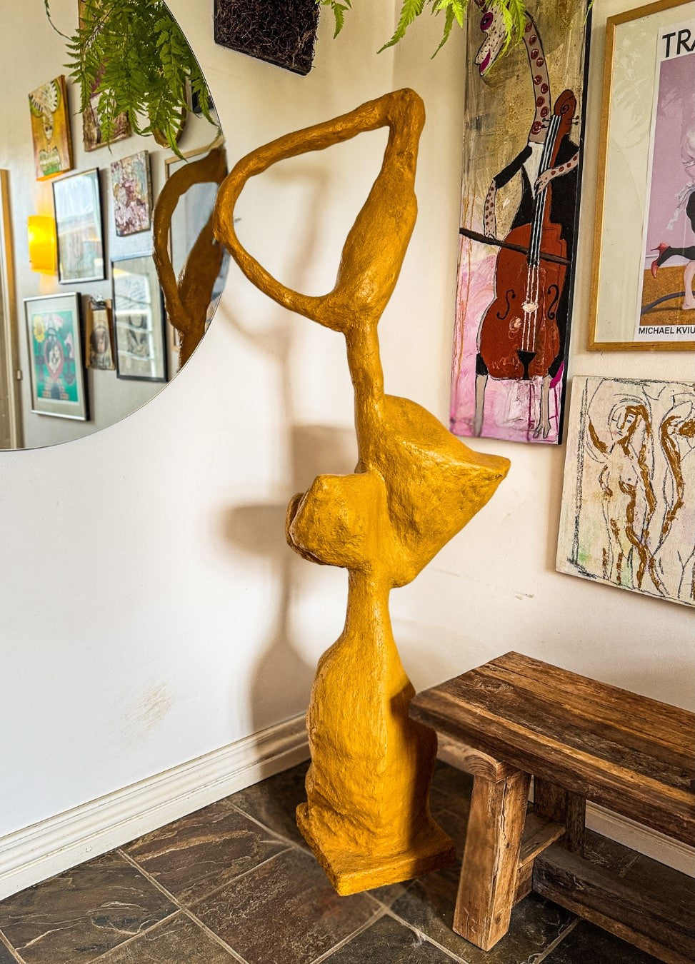 Skulptur „Schicksal in Bewegung“ von Heidi Minetti. 170 cm hohe, 70 cm breite gelbe Skulptur mit geschwungenen, organischen Formen. Ausdruck von Dynamik, Veränderung und Transformation. Die elegante Silhouette und die lebendige Farbgebung verleihen der Figur eine kraftvolle Präsenz.