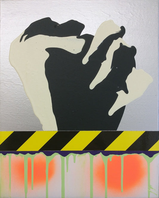 PTG 082714_a von Jens Joneleit, Mixed‑Media‑Unikat auf Leinwand 50 × 40 cm; silbrige Oberzone mit kontrastierendem Schwarz/Elfenbein‑Formkörper; hazard‑Band; darunter neon‑grüne Läufe und orangefarbene Halos | ARTSPACER