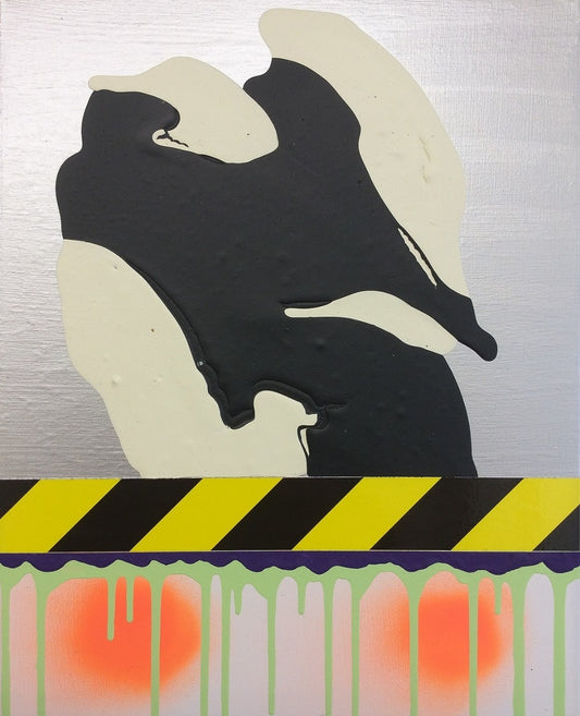 PTG 082714_b von Jens Joneleit, Mixed‑Media‑Unikat auf Leinwand 50 × 40 cm; silbrige Oberzone; reliefierter Schwarz/Elfenbein‑Formkörper; schwarz‑gelbes Signalband; darunter neon‑grüne Läufe und orangefarbene Halos | ARTSPACER