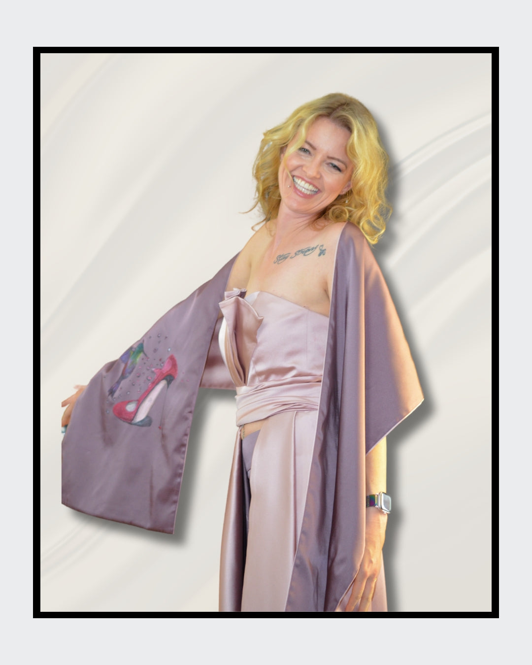 Fashionart von Kaja Schäfer: Ein handbemaltes Ensemble aus Kleid, Hose und Schal mit lebendigen Kolibris, Wassertropfen und Luftblasen auf hochwertigem Satin. Einzigartige Kunst und Mode vereint.