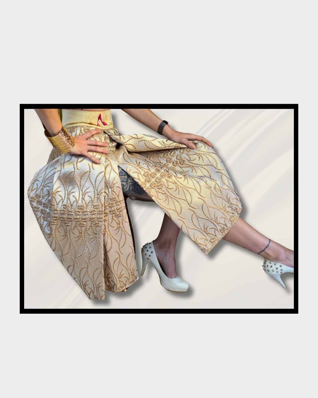 Handbemalte Unikate von Kaja Schäfer: “The Golden Rock” – Ein handbemalter, luxuriöser Brokatrock mit individuellen Details am Bund. Ein einzigartiges Kunstwerk, das Kreativität und handwerkliche Meisterschaft vereint. Ideal für Frauen, die Mode als Ausdruck ihrer Persönlichkeit sehen.