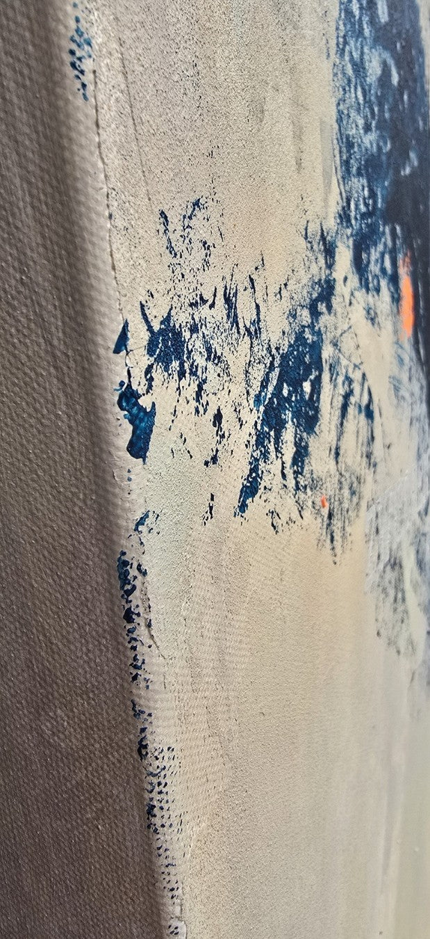 Abstraktes Gemälde auf hellem Hintergrund mit kräftiger dunkelblauer gestischer Form in diagonaler Ausrichtung, kleinem orangefarbenem Akzent und feinen Linien im unteren Bereich.