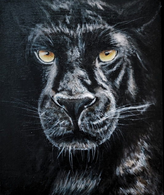 Acrylgemälde einer schwarzen Pantherin in Frontalansicht mit leuchtend gelben Augen vor tiefdunklem Hintergrund, gerahmt in einem schwarzen Schattenfugenrahmen.