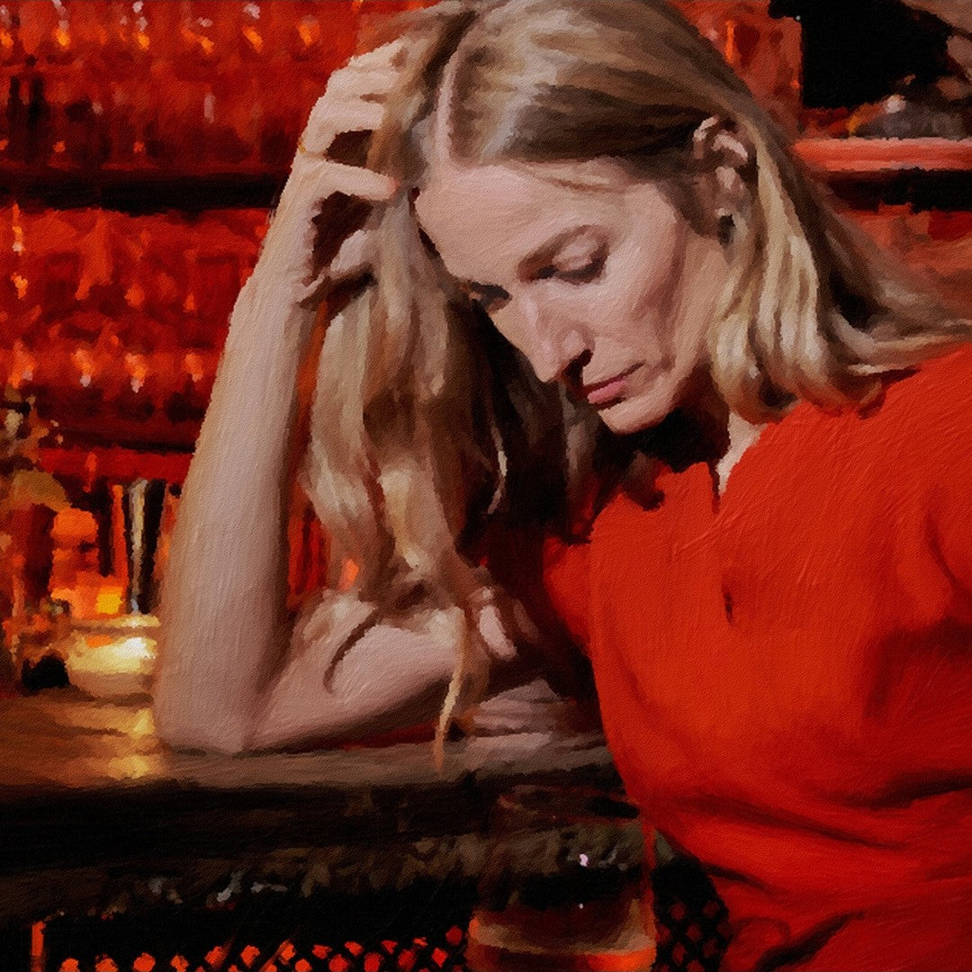 Das fotorealistische Digitalgemälde "Chablis bei Schlamassel" von nostrokesbitte zeigt eine blonde Frau im roten Kleid, die melancholisch an einer rot beleuchteten Bar sitzt und ein Glas Wein hält. Das Werk ist in limitierter Auflage bei ARTSPACER erhältlich.