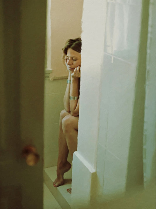 Das Kunstwerk "Im Fluss des Alltäglichen" des Künstlers nostrokesbitte ist ein fotorealistisches, digitales Gemälde. Das Hochformat zeigt eine Frau, die, mit nach unten gesenktem Kopf, auf einem Duschrand sitzt. Ihre Augen sind geschlossen, die Arme verschränkt und die Hände stützen das Gesicht. Die Farbtöne sind warm und gedämpft. Das Bild, das einen intimen Moment der Ruhe darstellt, wurde auf Leinwand gedruckt und ist in limitierter Auflage in der Online-Galerie ARTSPACER erhältlich.