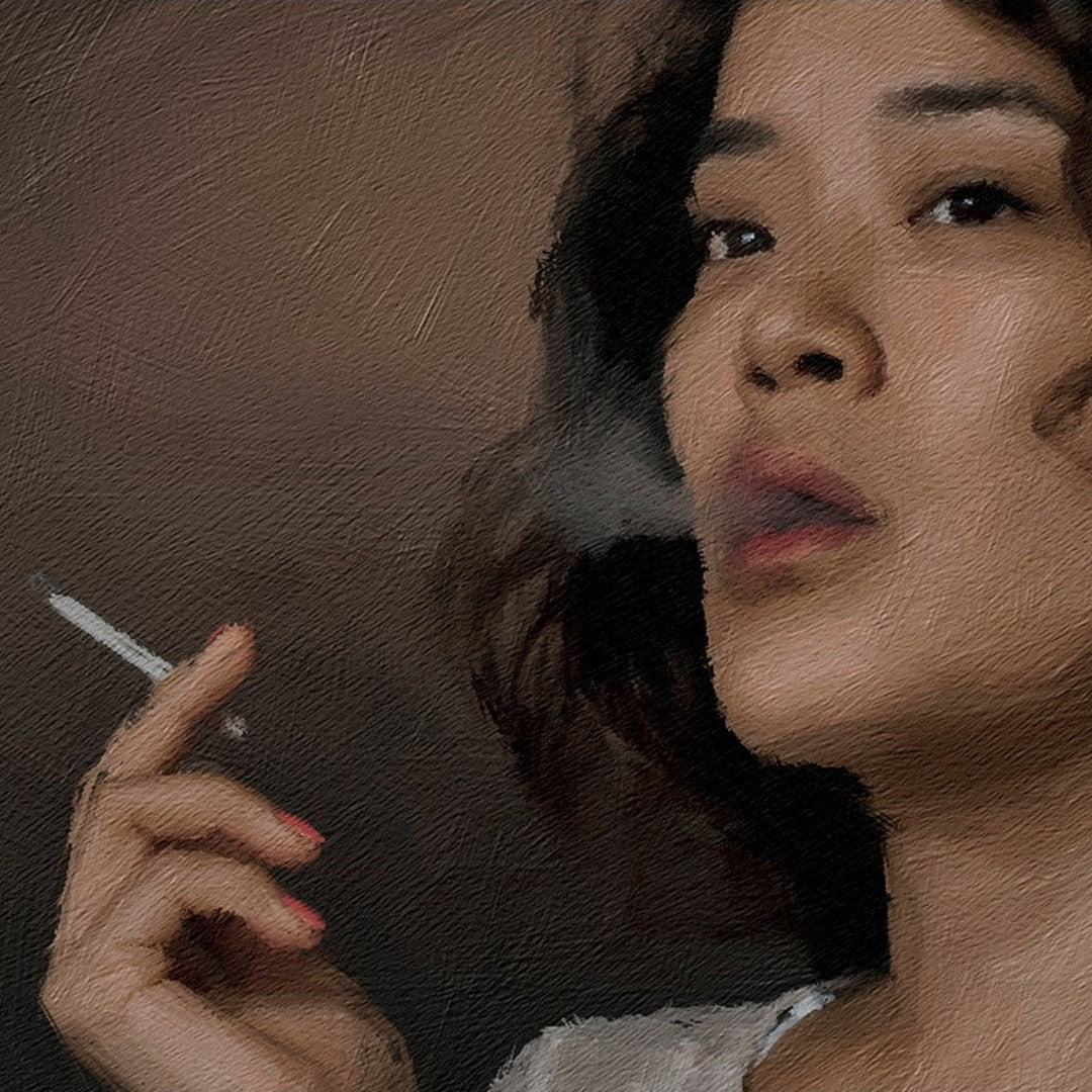 Das Kunstwerk "Zwischenzug" von nostrokesbitte ist ein fotorealistisches, digitales Gemälde. Es zeigt ein quadratisches Porträt einer Frau, die eine Zigarette raucht. Gekleidet in eine weiße Bluse und einen dunklen Rock, blickt sie zur Seite, während Rauch aufsteigt. Die Komposition mit gedeckten Farben ist auf Leinwand gedruckt und in einer limitierten Edition in der Online-Galerie ARTSPACER erhältlich.