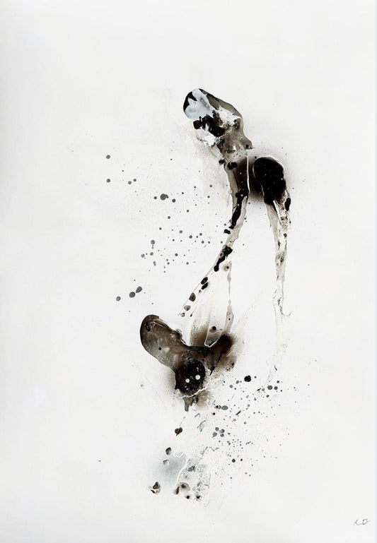 Abstrakte Mischtechnik „Schwarz. Weiß. Dazwischen 01“ von Olga Kühn auf weißem Papier mit angedeuteter Silhouette einer Deutschen Dogge in Schwarz, Grau und Braun.