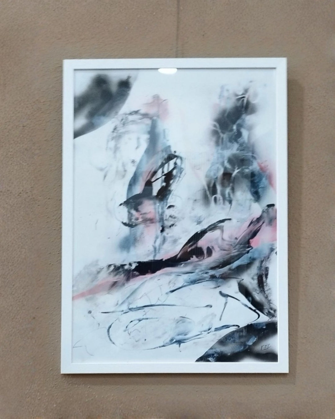 Abstrakte Mischtechnik „Zeitloser Akzent 01“ von Olga Kühn auf Papier mit gestischen Formen in Schwarz, Weiß, Blaugrau und Rosé sowie feinen linearen Akzenten.
