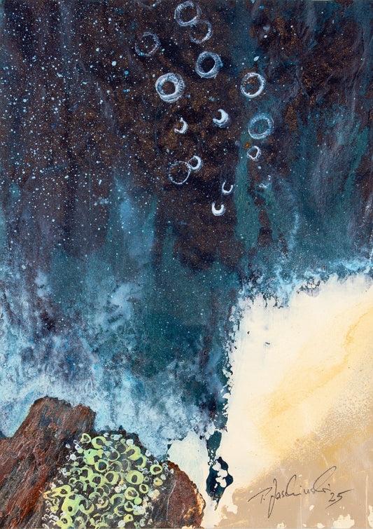 Maritime Abstraktion von Peter Jaschinski aus Wuppertal: „004_2025“ zeigt dynamische Fließstrukturen in Dunkelblau und Beige. Ein signiertes Unikat auf Papier, das die geheimnisvolle Tiefe des Wassers thematisiert – exklusiv bei 009-Peter-Jaschinski-3-ARTSPACER.