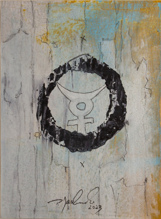 Eine dunkle Ouroboros-Schlange bildet einen Kreis um das zentrale Mercurius-Symbol. Die abstrakte Mischtechnik auf Papier zeigt eine hellgraue, rissige Textur mit feinen grafischen Details sowie dezenten gelben und blauen Akzenten.