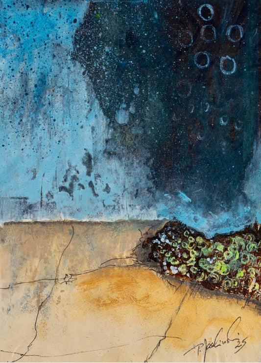 Abstraktes Mischtechnik-Werk von Peter Jaschinski: Eine vertikale Komposition auf strukturiertem Papier, dominiert von einem tiefblauen Farbfeld im oberen Bereich und erdigen Ockertönen darunter. In der Mitte befindet sich ein markantes, dunkles Kreissymbol, das von feinen zeichnerischen Linien und hellen Akzenten durchbrochen wird.