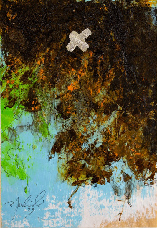 Abstraktes Mischtechnik-Werk von Peter Jaschinski: Dunkle braune und grüne Strukturen im oberen Bereich lassen ein hellblaues Farbfeld durchscheinen, was an ein herbstliches Blätterdach erinnert. Ein kleines silbernes Kreuz setzt einen grafischen Akzent in der Bildmitte.