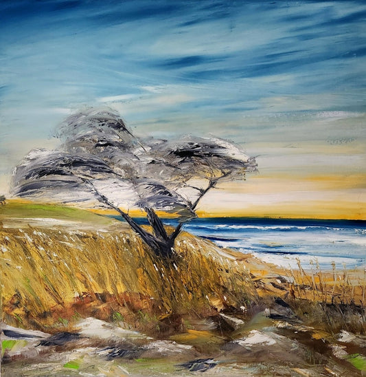 Ölgemälde „Am Darß“ von Petra Ernegil, 80 x 80 cm. Windgeformter Baum auf einer Düne, hohe Gräser, Blick aufs Meer. Himmel in Blau- und Gelbtönen, kraftvolle Textur und dynamische Pinselstriche. ARTSPACER