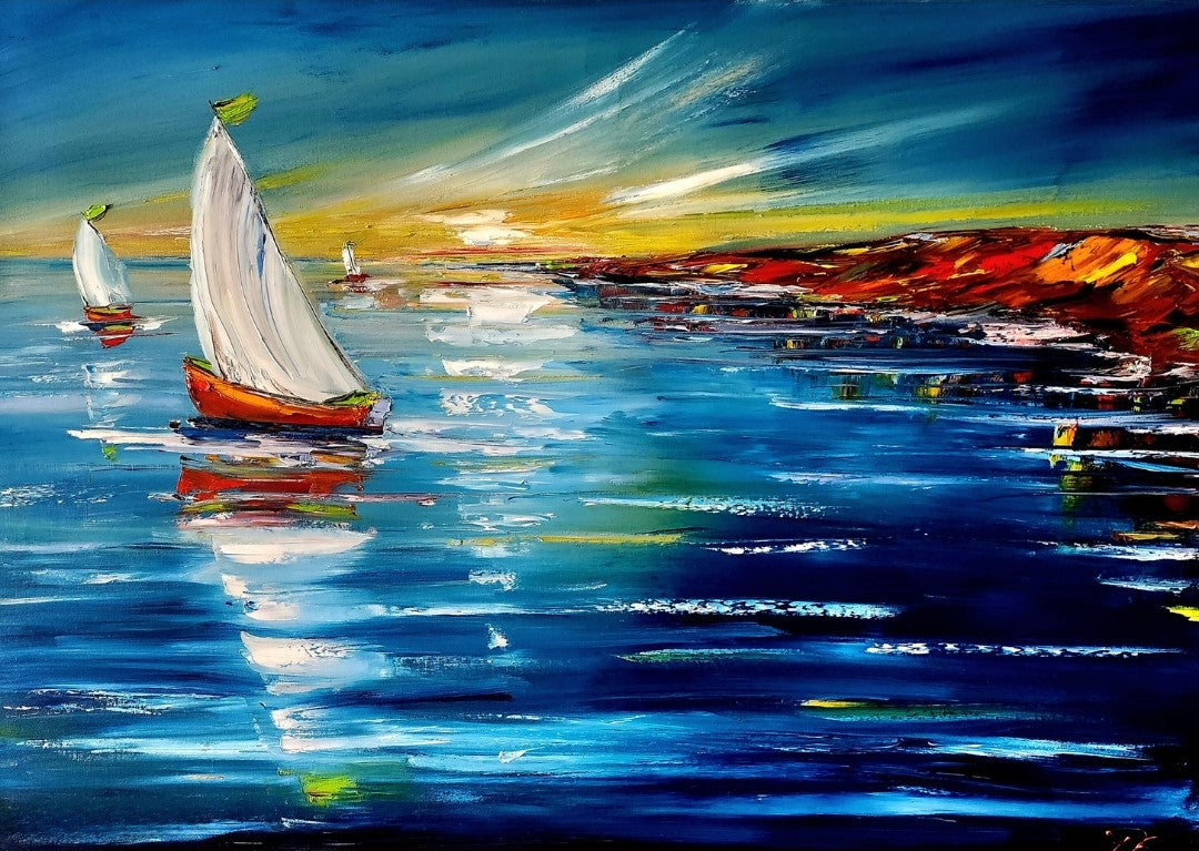 Das Gemälde “Die Ankunft” von Petra Erengil zeigt Segelboote, die in einen Hafen einlaufen. Die Farben sind lebendig, mit dominierenden Blau- und Gelbtönen, die eine friedliche Atmosphäre schaffen. ARTSPACER