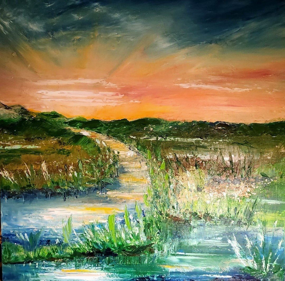 Ein quadratisches Gemälde (90x90 cm) in Öl und Acryl. Es zeigt eine idyllische Flussmündung in einer grünen Landschaft, eingefasst von dichten Büschen und Gräsern. Im Hintergrund leuchtet ein spektakulärer Sonnenuntergang in Orange- und Rosatönen, der in einen dramatisch dunklen Himmel übergeht. Die Reflexionen des Himmels im Wasser verleihen dem Bild Tiefe und eine beruhigende Atmosphäre. Künstlerin: Petra Erengil bei ARTSPACER.