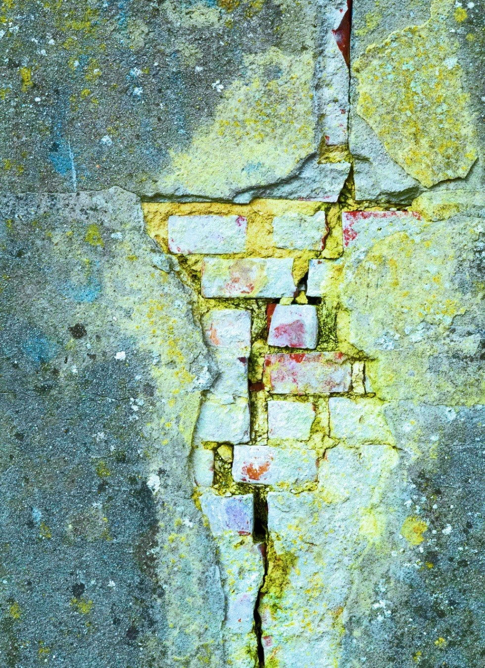 Digitale Fotografie "Alles ist vergänglich" von Ralf Sempf auf Leinwand mit Keilrahmen, 80x60 cm. Das Werk zeigt eine Nahaufnahme einer alten, verwitterten Wand mit einem langen Riss. Die Farbgebung in Türkis-, Gelb- und Grüntönen verstärkt den Eindruck von Verfall und Zerbrechlichkeit.