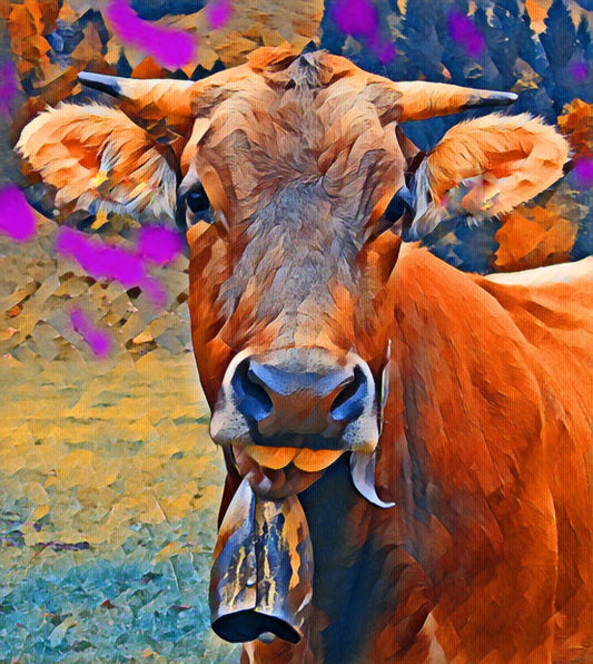 Digitale Fotografie einer braunen Kuh mit großen Augen und herausgestreckter Zunge. Der Hintergrund ist verschwommen und in warmen Farben gehalten. Die Kuh trägt eine Kuhglocke um den Hals. Von Ralf Sempf bei ARTSPACER.