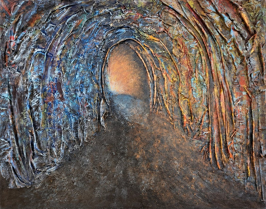 Reliefartige abstrakte Mischtechnik „Der Atem der Tiefe“ von Rovena Roveli D’Arco mit Textil, Steinchen und Acryl in Blau, Rot, Schwarz und Gold.