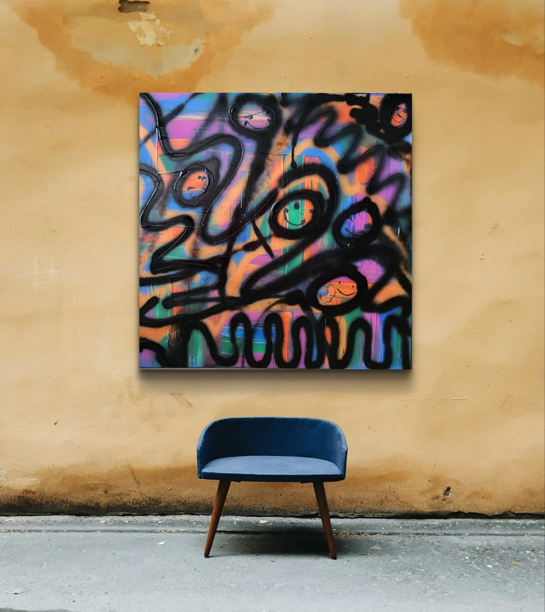 Abstraktes Acrylgemälde "Glückliche Emotionen Impression" von Sandra Conrad im Street-Art-Stil. Der Hintergrund ist eine Mischung aus bunten Strichen in Blau, Orange, Grün und Lila. Darüber liegen dicke, schwarze, gewellte Linien und einfache, lachende Gesichter.