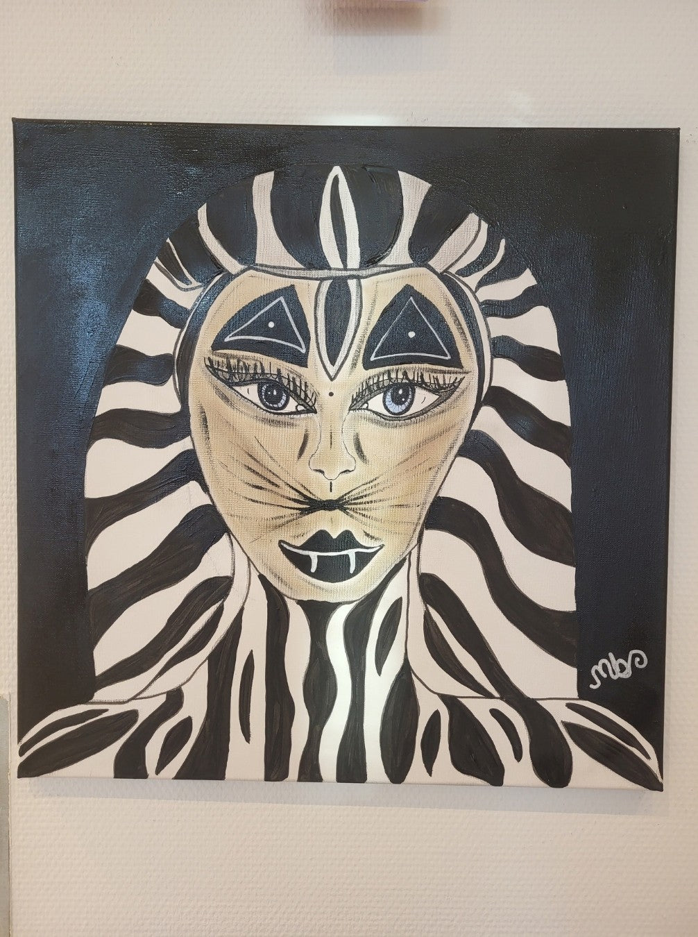Expressives Acrylporträt „Machtvolles Antlitz“ von Sandra Conrad mit abstrahierten menschlichen und animalischen Formen in Pink, Türkis, Orange, Schwarz und Weiß.