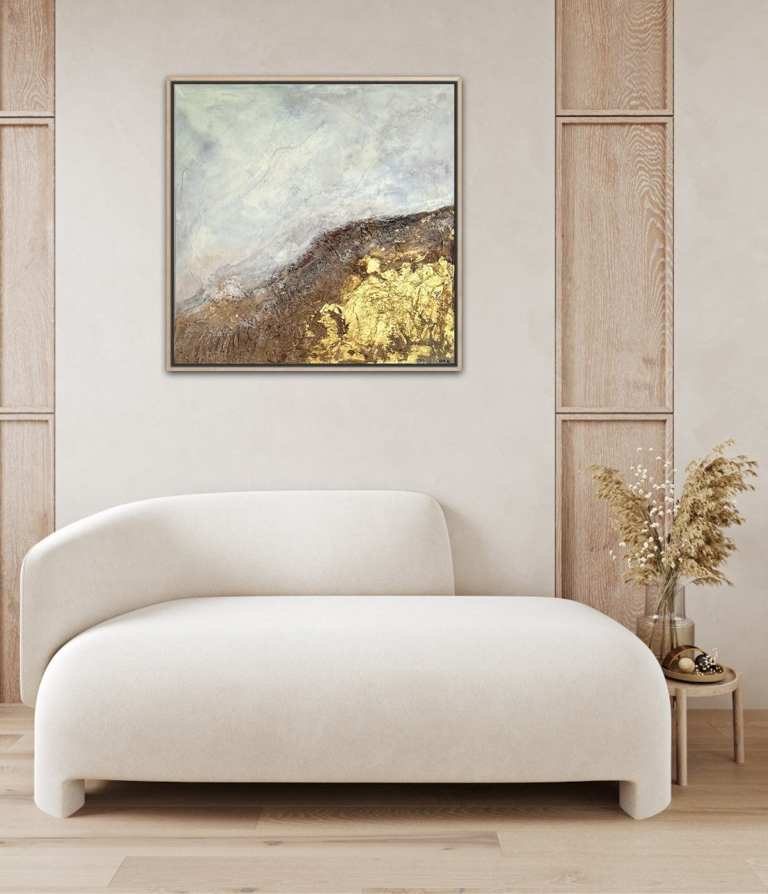 Strukturiertes Gemälde mit erdigen Brauntönen und schimmerndem Gold. Die raue, reliefartige Oberfläche erinnert an eine Felslandschaft im Sonnenlicht. Feine Farbschichten erzeugen Tiefe und Kontraste zwischen matten und glänzenden Bereichen. Die goldenen Elemente reflektieren das Licht und verleihen dem Werk eine edle, fast archaische Ausstrahlung.