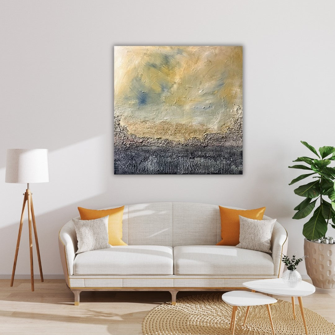 Abstraktes Gemälde "Herbststürme" von Sigrid Bautze-Klinder in erdigen Beige- und Grautönen, mit Blattgold, Sumpfkalk und Sand, das herbstliche Sturmwolken und Landschaften darstellt. Exklusiv in unserer Online-Galerie ARTSPACER.