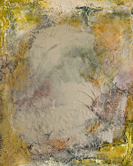 Abstraktes Acrylgemälde in sandigen Erd- und Kreidetönen: reliefartige Strukturen, feine Risse und Schichtungen, die an geologische Formationen erinnern – „Tektonische Stille“.