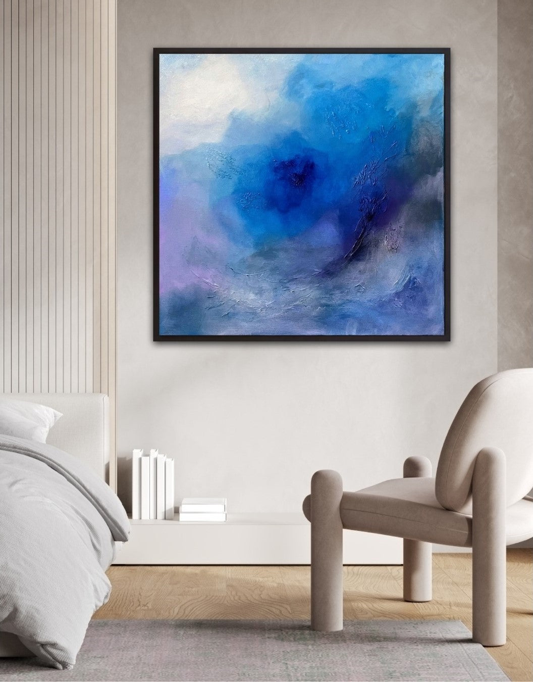 Abstraktes Gemälde in Blau mit variierenden Nuancen von Hell bis Tiefdunkel. Strukturpaste schafft reliefartige Texturen. Sanfte Farbverläufe treffen auf kontrastreiche Akzente, die Tiefe und Bewegung erzeugen. Dynamische, fast wellenartige Formen durchbrechen fließende Übergänge und verleihen dem Werk eine atmosphärische, sinnliche Qualität. Werk der Künstlerin Sigrid Bautze-Klinder, erhältlich bei ARTSPACER.