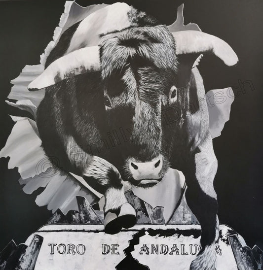 Monochromes Acrylgemälde (80×80 cm): Stier springt frontal durch aufgerissene Fläche; unten gebrochene Tafel mit Schriftzug „TORO DE ANDALUCIA“.